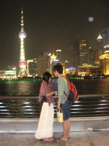 Cuplu având în background Centrul financiar din Shanghai. Foto: Calin Hera