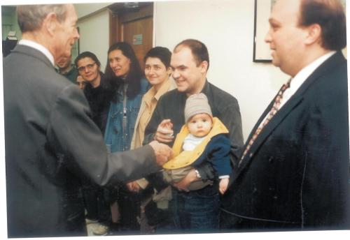 Întâlnire cu Regele Mihai, în redacţia EVZ din Piaţa Presei, în anul 2002. În prim-planul fotografiei, fiul meu, Radu. Nu mai ştiu cine a făcut fotografia. FOTO: Arhiva personală Călin Hera