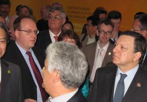 Schimb de priviri. Undeva (dreapta), Jose Manuel Barroso, presedintele Comisiei Europene, fotografiat în data de 1 mai 2010 la Shanghai, în pavilionul UE din cadrul Expozitiei Mondiale. FOTO: Călin Hera