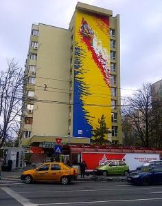 Vedere din Bucureşti. Pictură murală a unor elevi plonezi pe peretele unui bloc din cartierul Militari, staţia de metro Gorjului. Foto (cu telefonul): Călin HERA