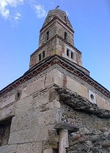 Biserica Densuş, cea mai veche de pe teritoriul României şi unul dintre cele mai stranii monumente, văzută primăvara. Foto cu telefonul: Călin Hera