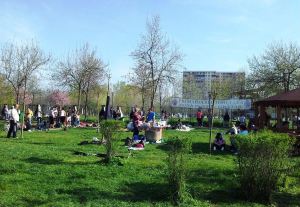 Vedere din Bucureşti. La picnic în parc, de Paşte. Foto cu telefonul: Călin Hera