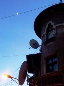 Vedere din București. Semiluna tolănită pe sârmă. Foto cu telefonul: Călin Hera