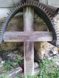 Cruce veche rezemată de Biserica Grămești, Vâlcea. Foto cu telefonul: Călin Hera