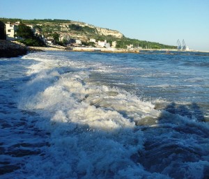Valuri la Balcic, cu vedere a falezei.  Foto cu telefonul: Călin Hera
