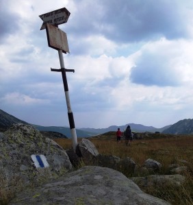 Munții Retezat. Indicator turistic spre vârful Retezat, aflat lângă lacul Bucura. Foto cu telefonul: Călin Hera